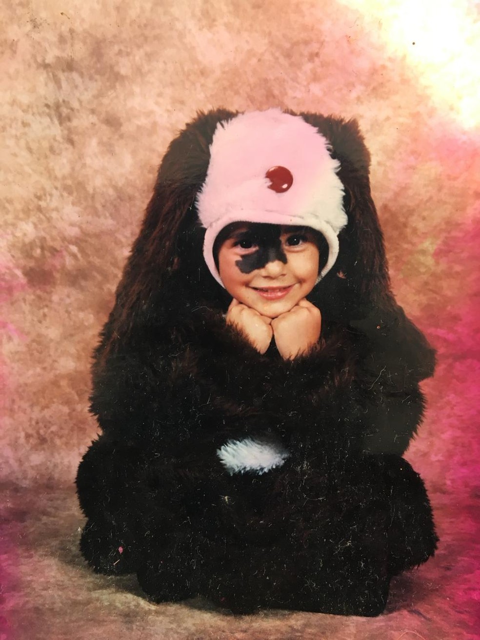 Aos 6 anos a mãe de Mariana cogitou levá-la para remover a pinta mas, antes de começar o procedimento, decidiu que continuar ou não com a marca de nascença deveria ser uma escolha da filha.  — Foto: Reprodução/Arquivo pessoal