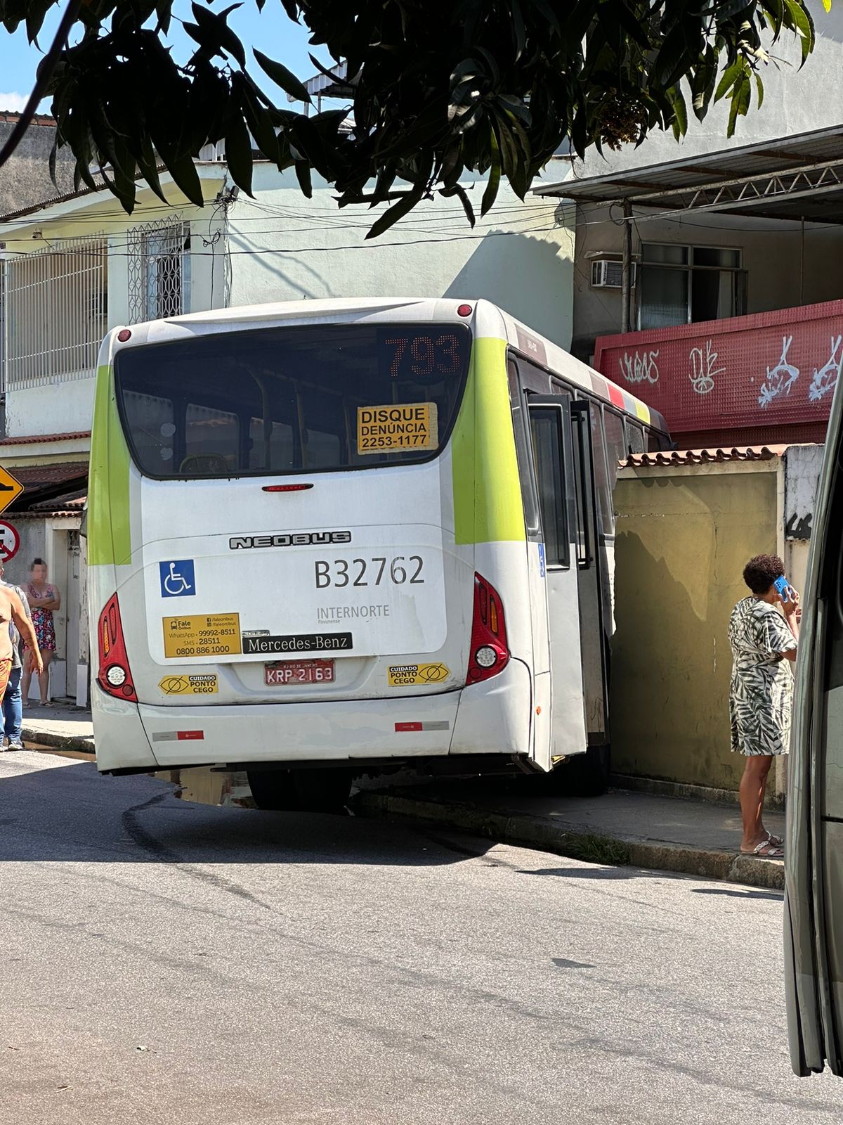 Ônibus invade casa e derruba muro em Magalhães Bastos, Zona Oeste do Rio