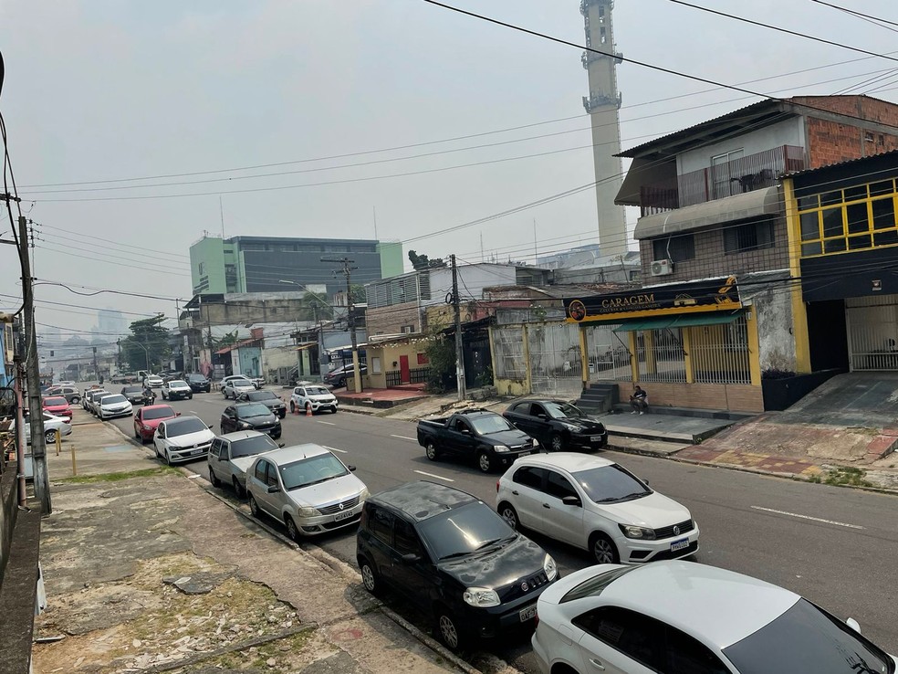 Fumaça de queimadas encobre prédios na Rua Major Gabriel, Centro de Manaus — Foto: -Matheus Castro/g1