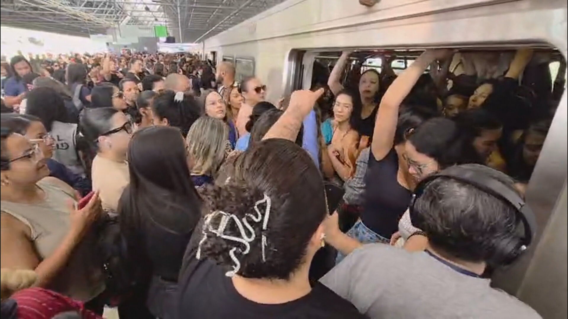 Metrô-DF Enfrenta Lentidão e Tumulto em Horário de Pico