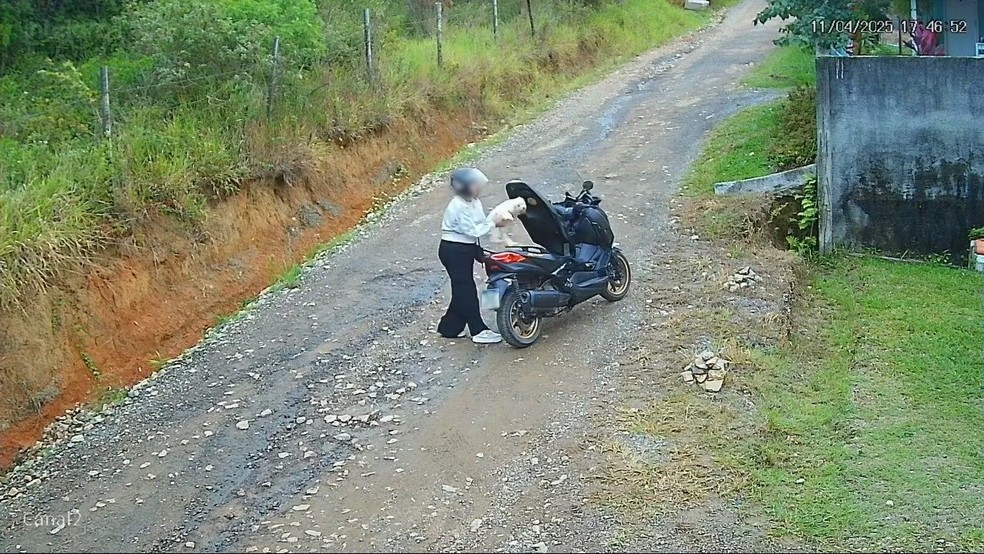 Cachorro é abandonado em rua por mulher em moto e câmera flagra crime em SC