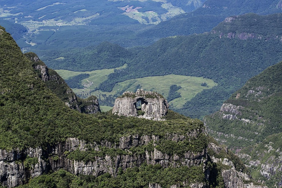 Pedra Furada, em Urubici, é um dos principais pontos turísticos da região — Foto: Sharlene Melanie/Commons Wikimedia
