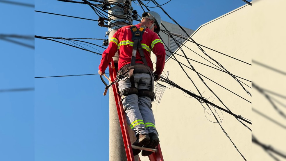 2 de 3
Equipes de fornecimento de energia realizam troca de postes ap&oacute;s batida em Bauru &mdash; Foto: Gabriel Sato/TV TEM