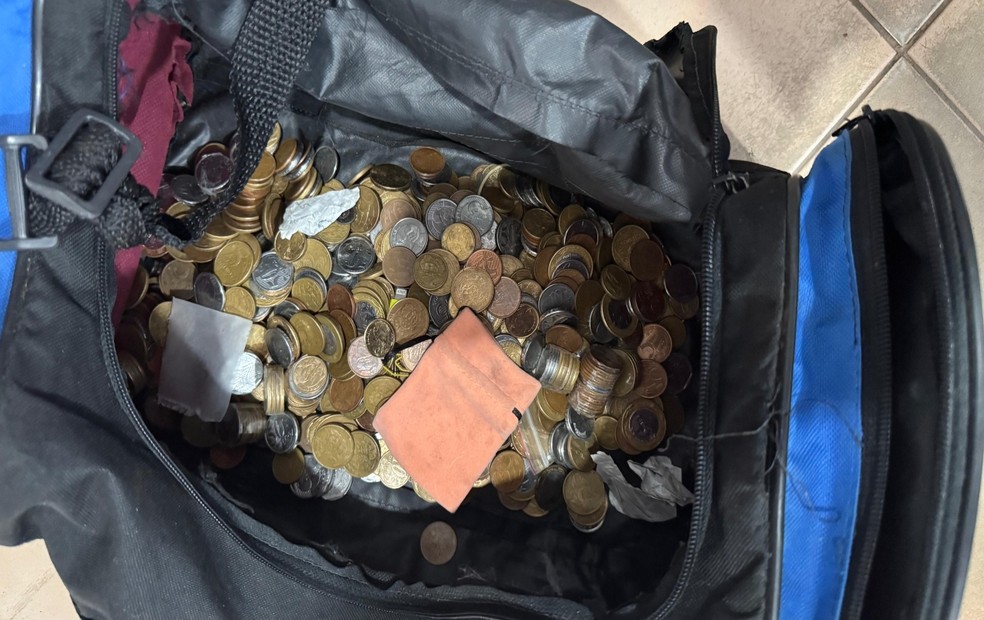 Os envolvidos também conseguiram levar R$ 210,00 em moedas dentro de uma bolsa — Foto: Reprodução/Itaponews