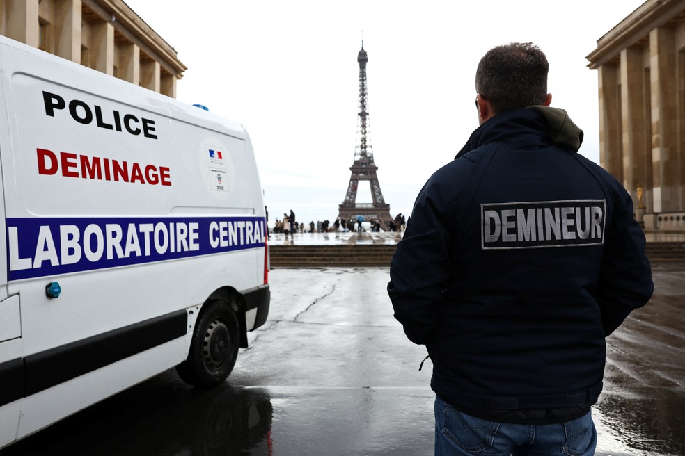 Membro do esquadrão antibomba de Paris perto da Torre Eiffel, em 4 de dezembro de 2023 — Foto: Stephanie Lecocq/Reuters