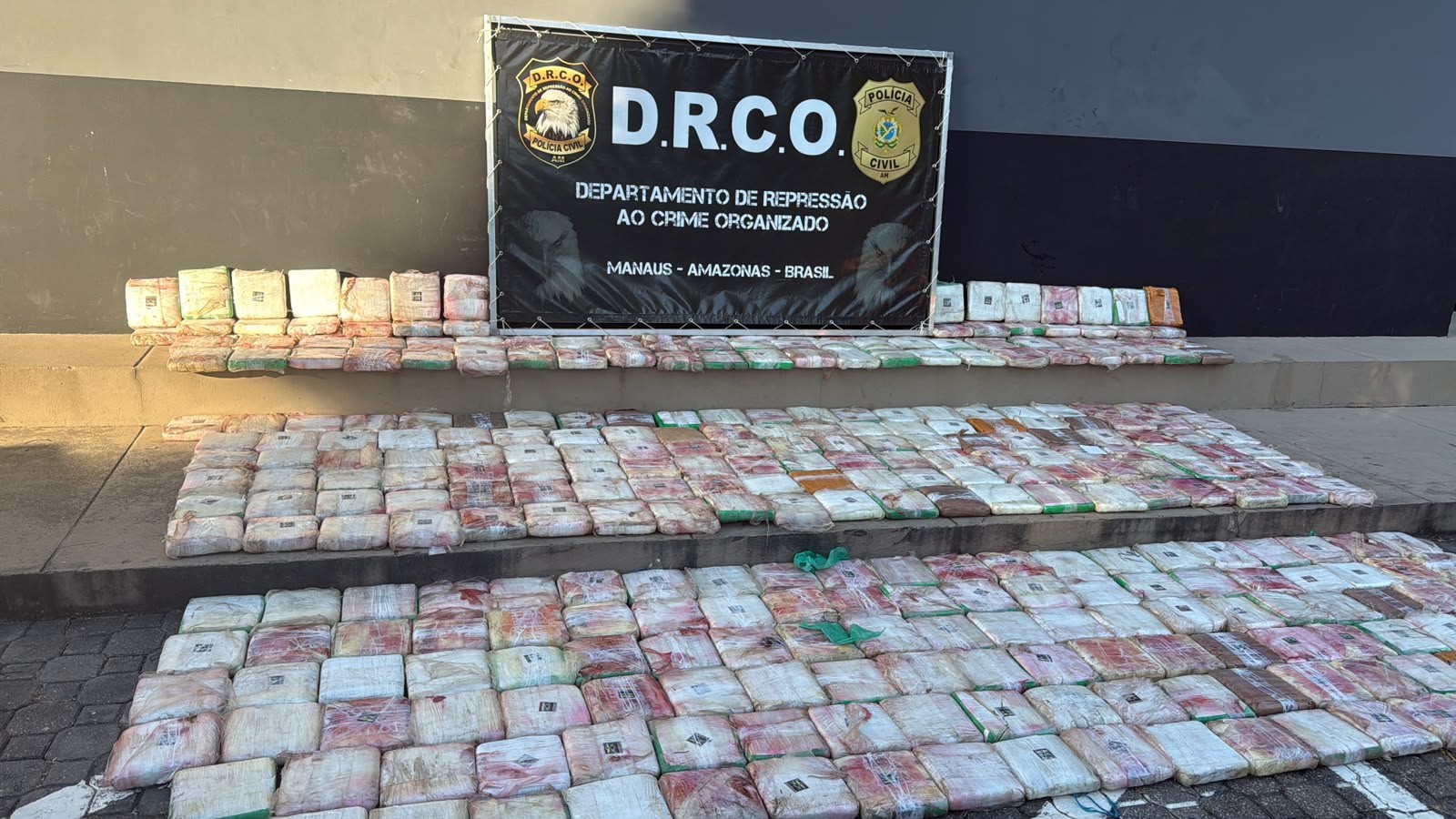 Polícia apreende cerca de 400 quilos de skunk e três são presos em condomínio na Ponta Negra, em Manaus