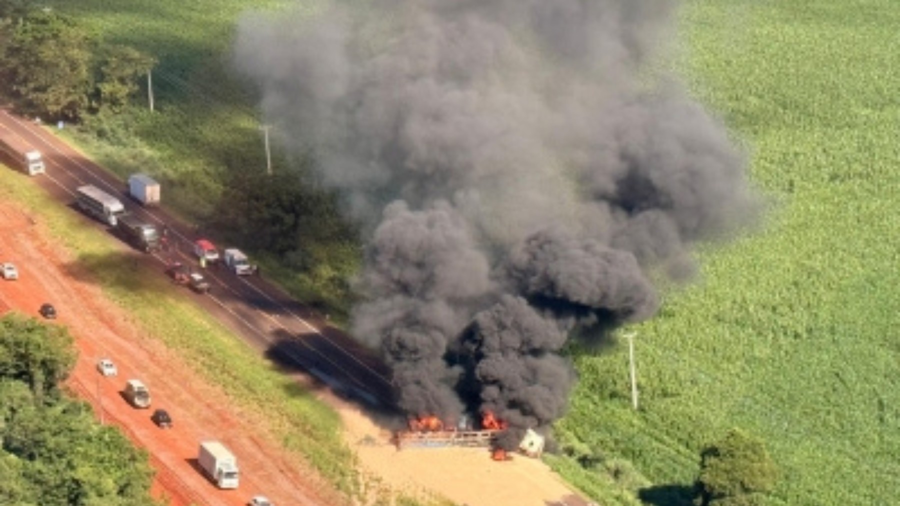 Caminhão pega fogo após batida na BR-277, interdita rodovia e mobiliza resgate aéreo no PR