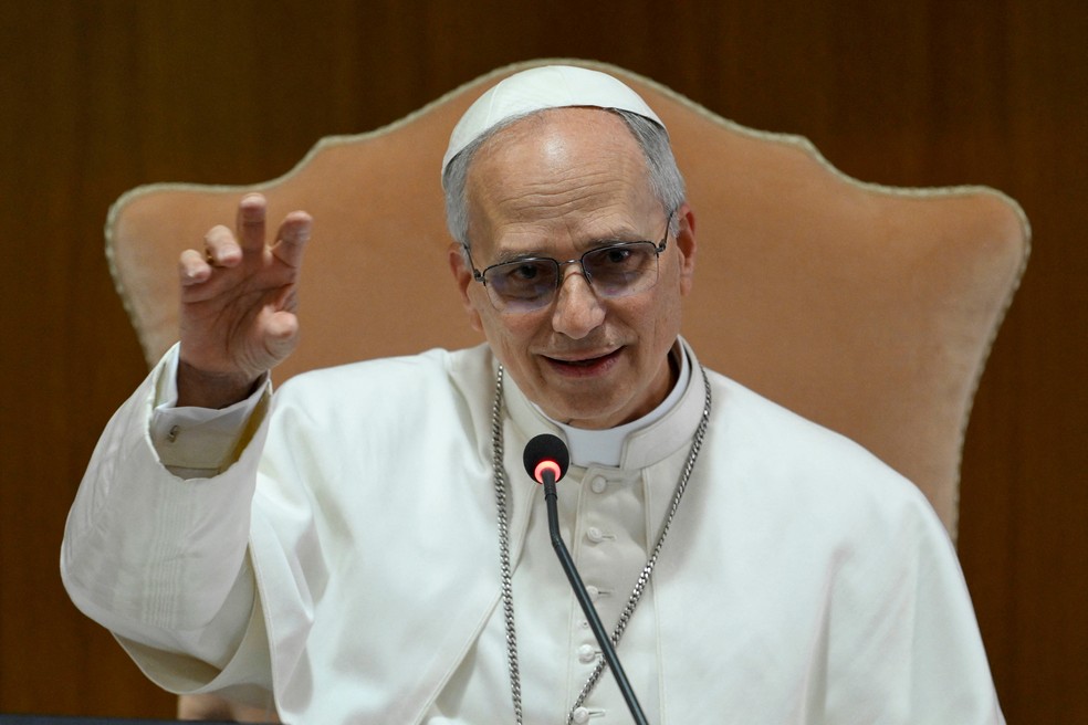Papa Leão XIV fala aos cardeais neste sábado (10) no Vaticano. — Foto: Vatican Media/­Handout via REUTERS