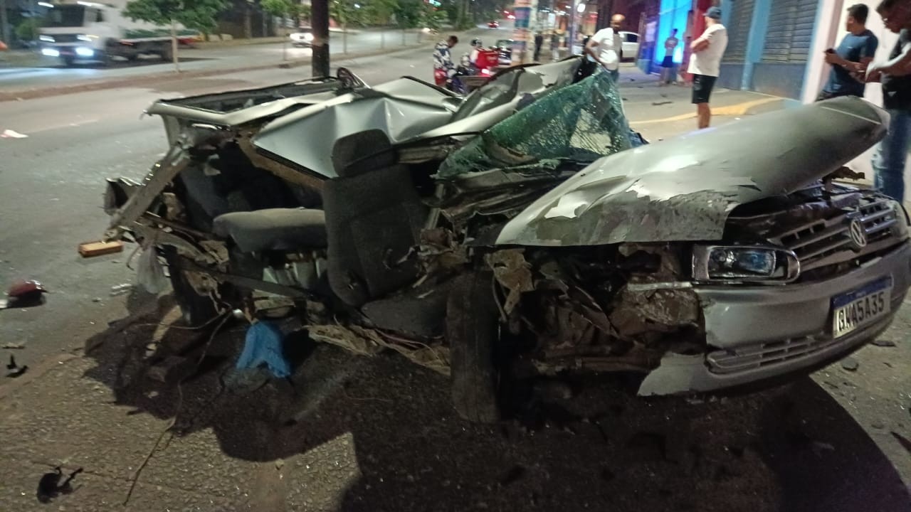 Motorista perde controle de carro e bate em poste; vídeo mostra momento do acidente