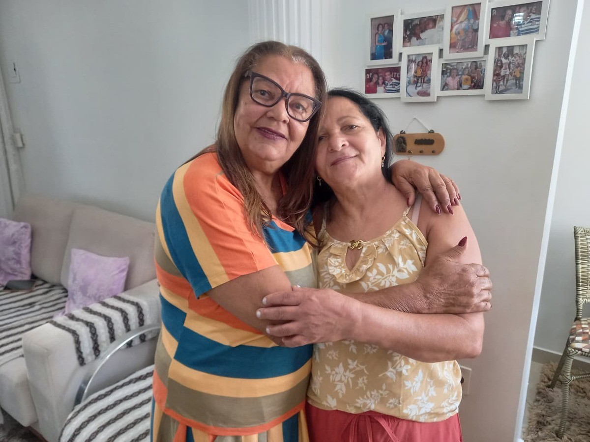 Após 65 anos, irmãs separadas na infância se reencontram com ajuda das redes sociais: 'Uma vida inteira esperando por um abraço'