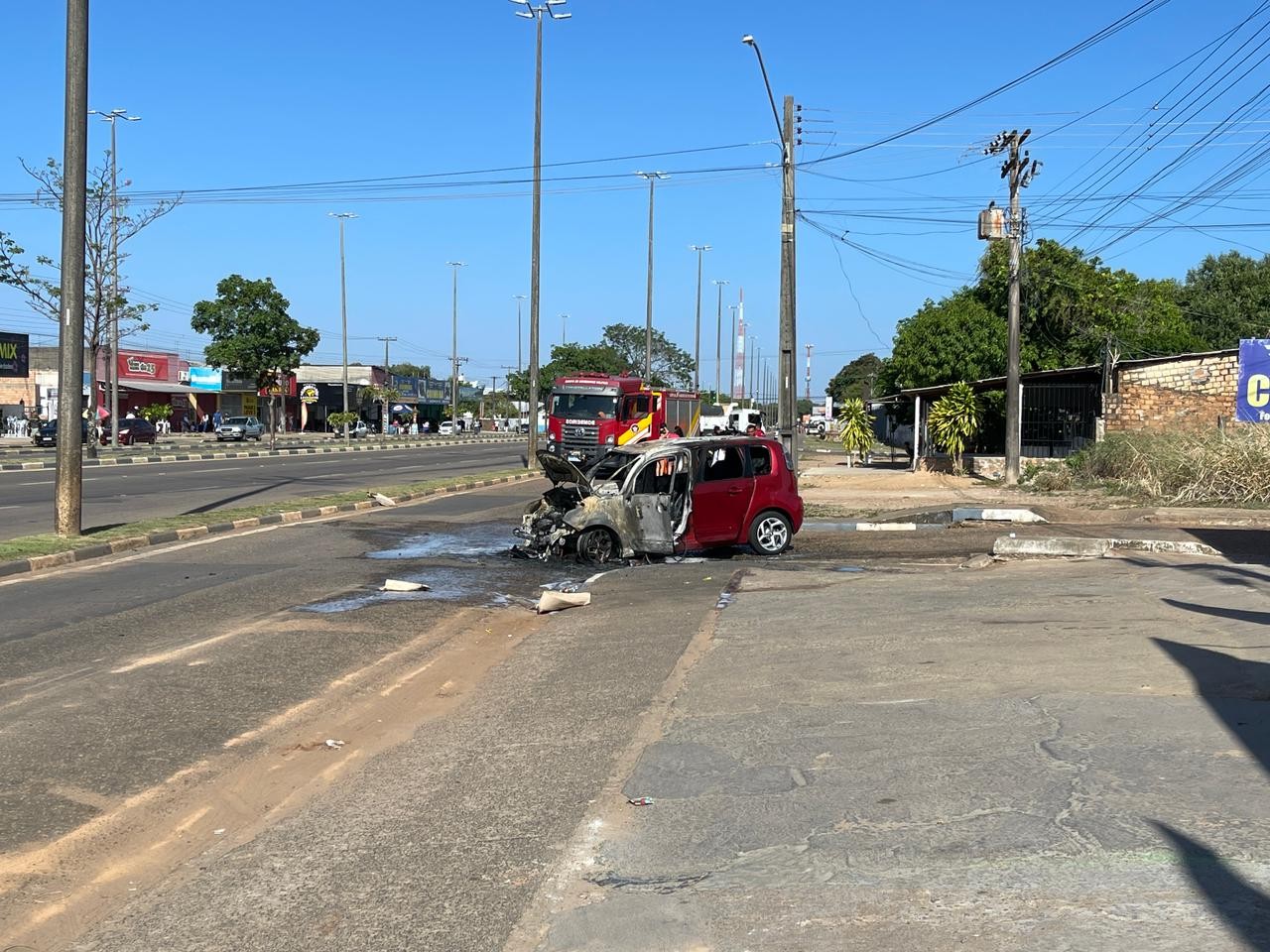 Carro pega fogo em avenida de Boa Vista