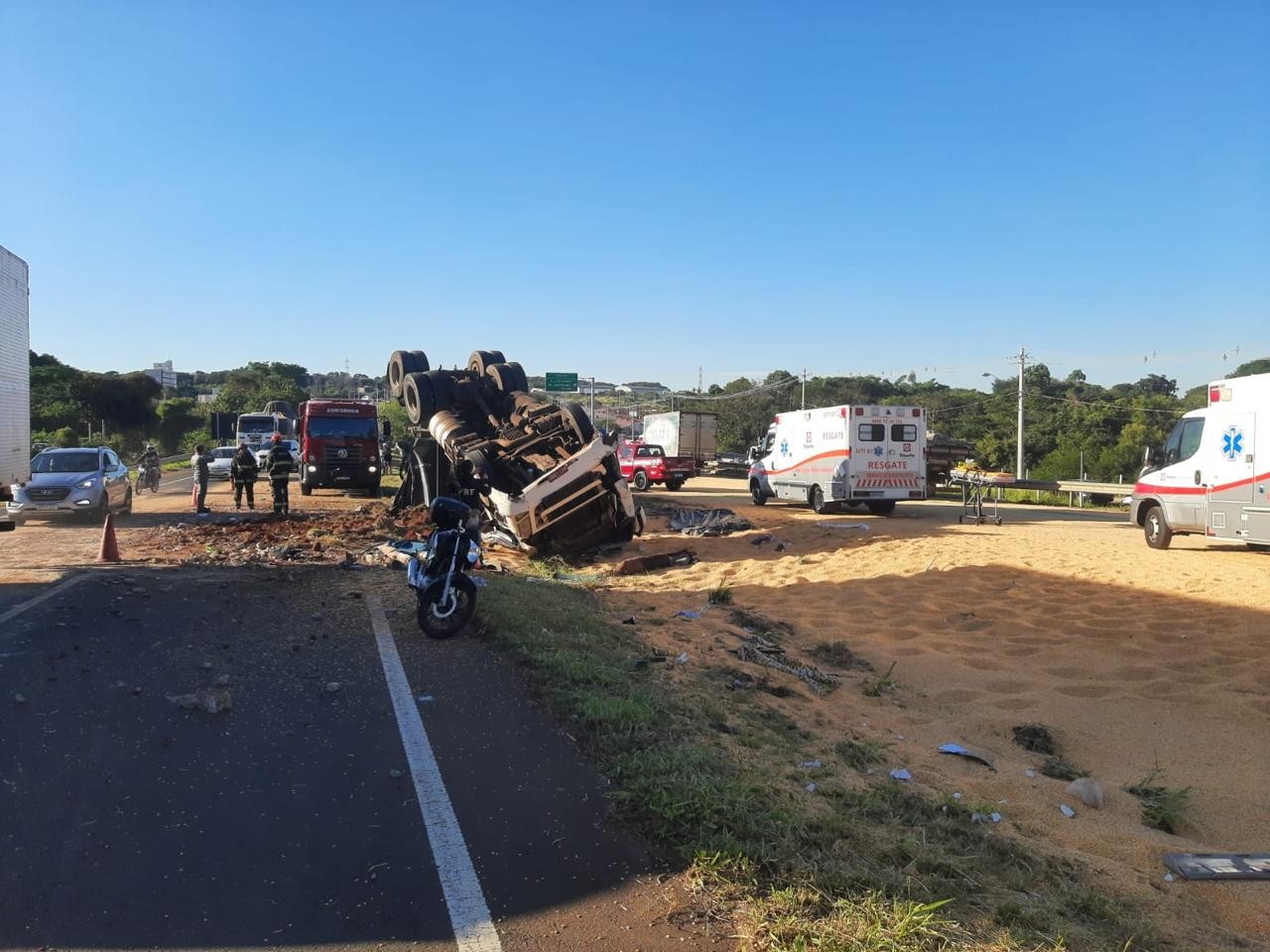 Batida entre dois caminhões deixa feridos na BR-153 e carga de milho fica espalhada sobre a pista 