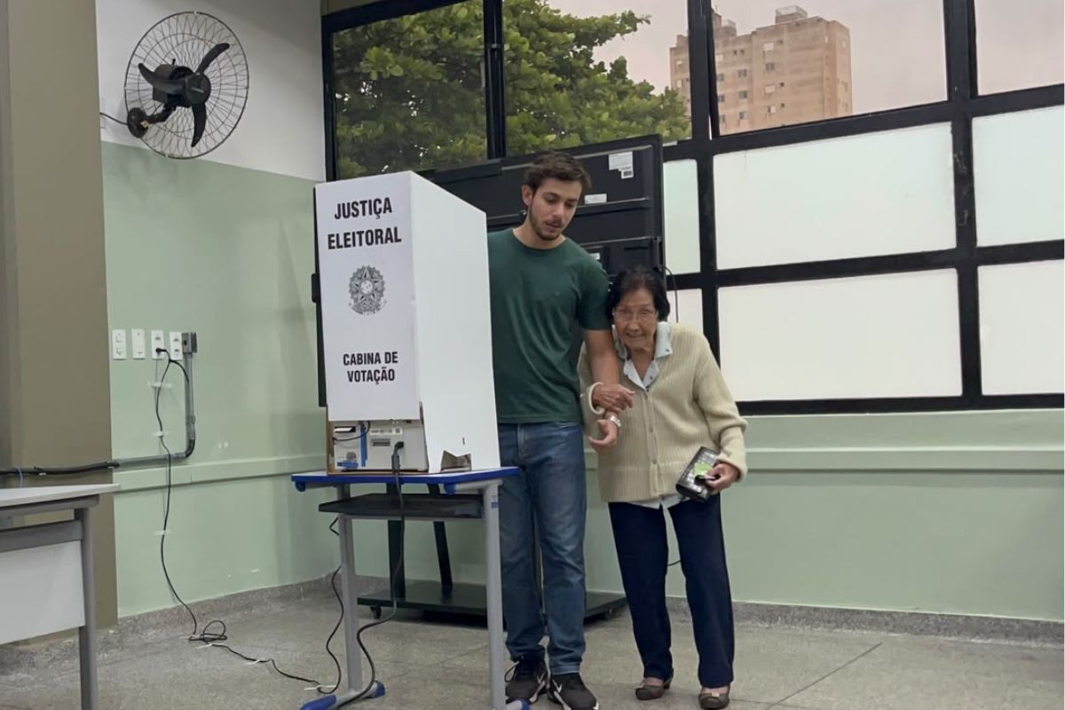 'Tudo vai melhorar': aos 102 anos, eleitora enfrenta chuva para votar em Campo Grande