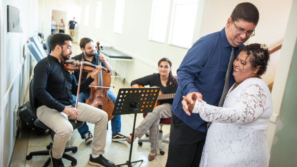 Após adiamento por internação, equipe de hospital em Lins promove casamento surpresa para casal — Foto: Reprodução/Greco Estúdio