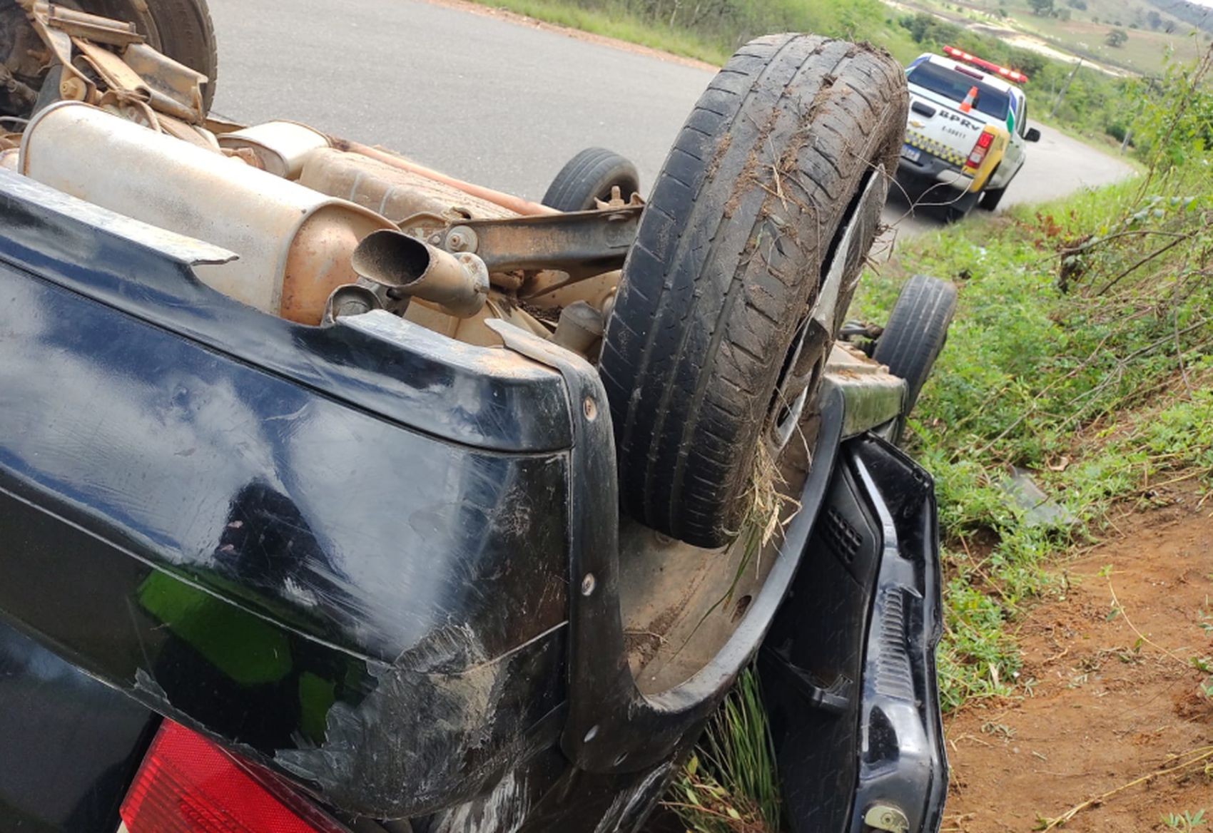 Veículo capota com cinco pessoas na rodovia SE-434 no município de Muribeca