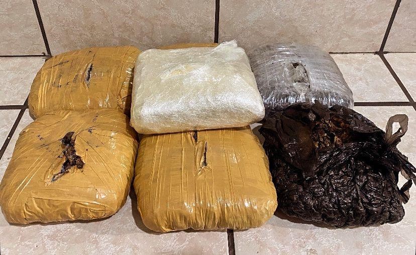 Jovem é preso e adolescente é apreendido ao transportar entorpecentes em três mochilas, em Santo Anastácio