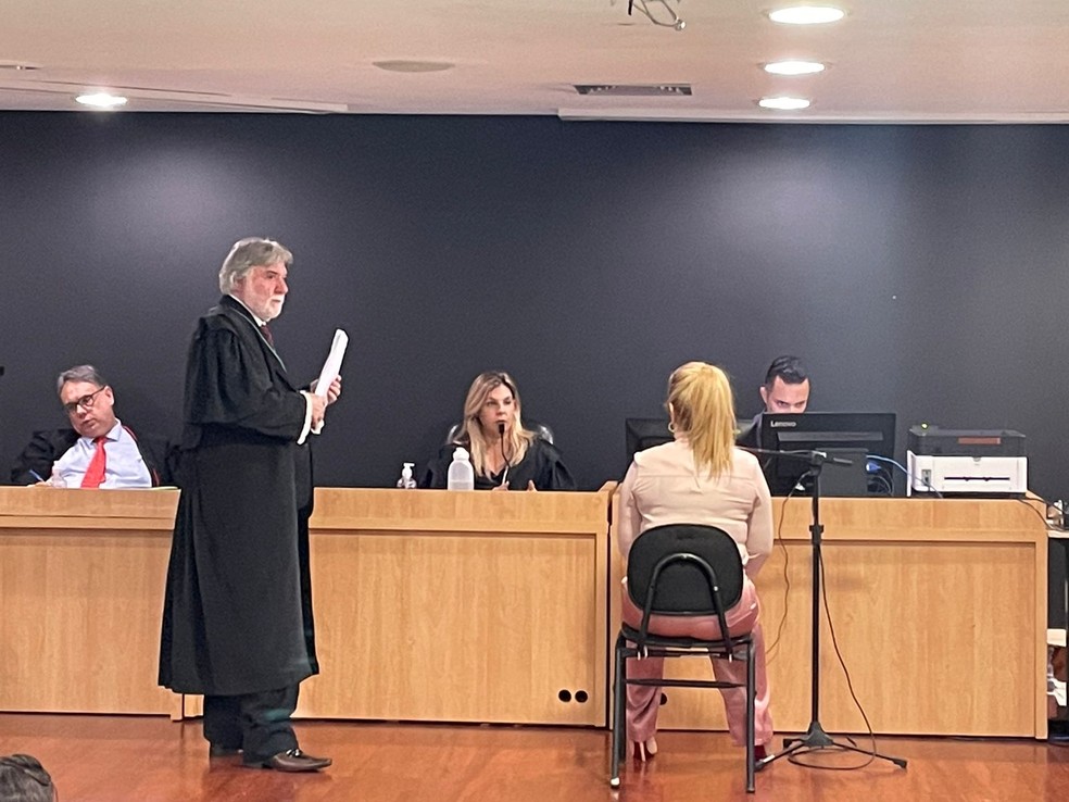 Momento em que a ex-prefeita de Santa Luzia, Roseli Pimentel, é interrogada durante o tribunal do júri. — Foto: TJMG / Reprodução