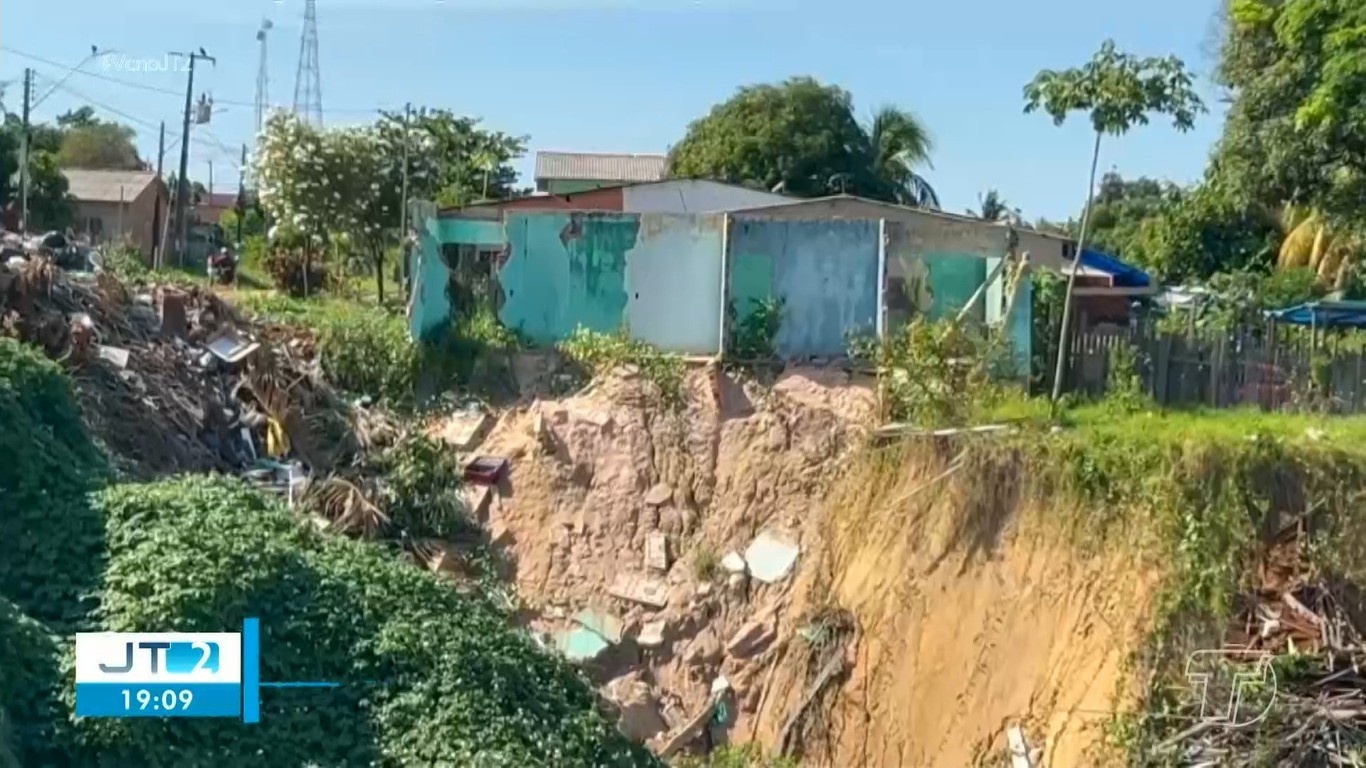 Cratera no bairro Santa Terezinha, em Óbidos, preocupa moradores 