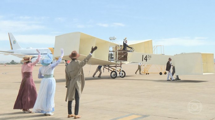 Incrível! Avião temático celebrando os 150 anos de Santos Dumont faz  primeiro voo