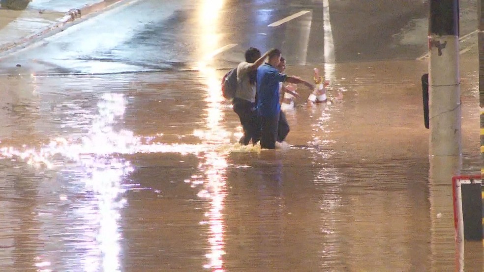 Chuva deixa ruas alagadas em Franco da Rocha — Foto: Reprodução/TV Globo