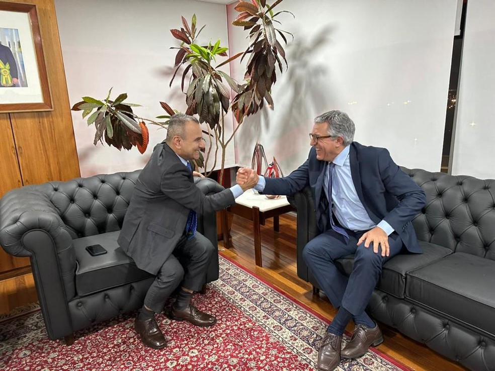 Waguinho divulga foto de encontro com Alexandre Padilha que selou saída de Daniela Carneiro do Ministério do Turismo. — Foto: Divulgação