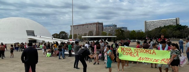 No início da manhã, indígenas começaram a se reunir em frente ao Museu da República, em Brasília — Foto: Walder Galvão/g1 DF