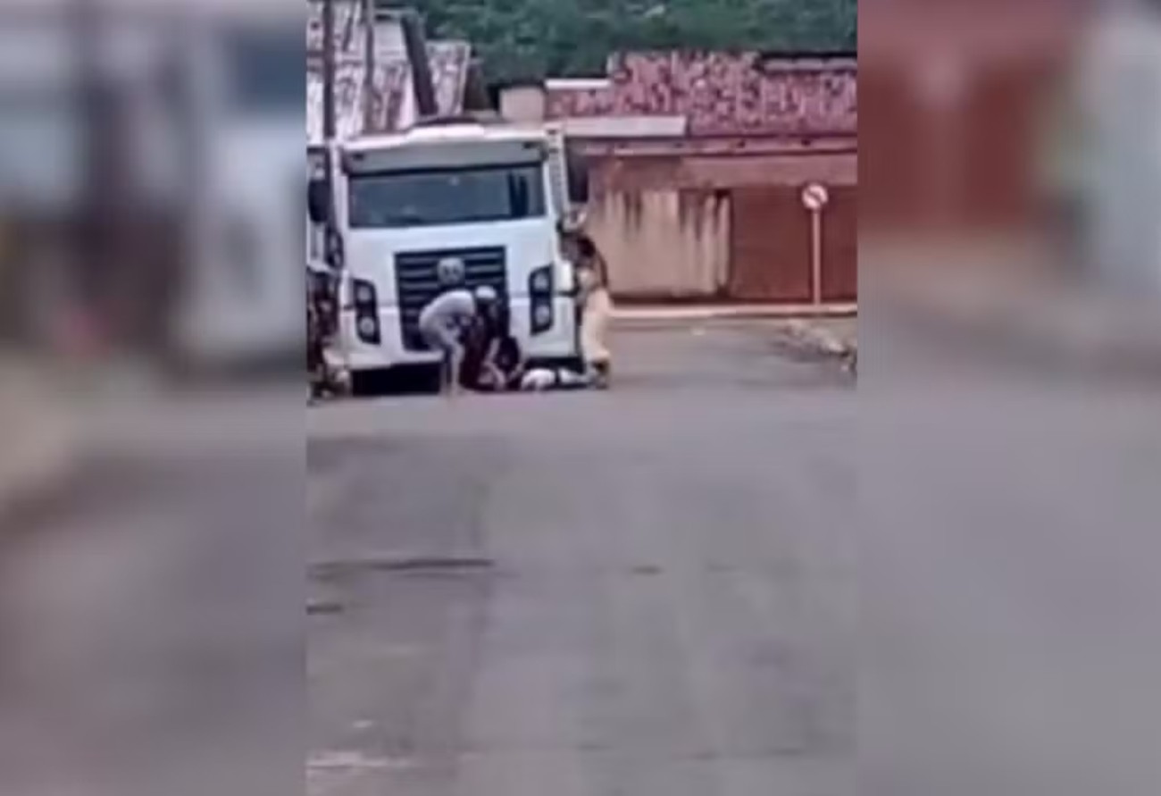 Policial militar filmado agredindo homem no meio de rua entrou na PM em 2022 e ganha R$ 6,7 mil