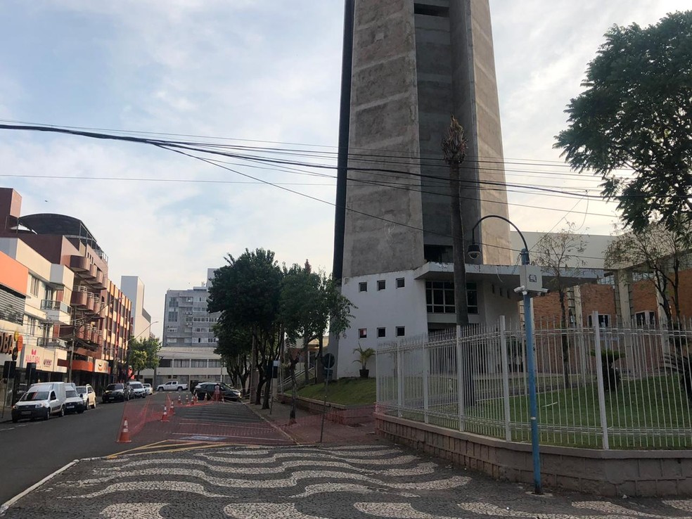 Reboco de torre da Concatedral despenca a 75 metros de altura, e trecho de  via é interditado, em Francisco Beltrão, Oeste e Sudoeste
