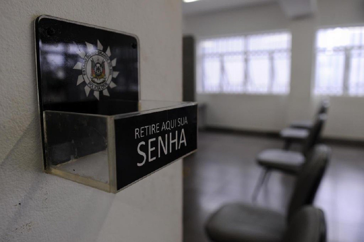 Polícia suspeita que mulher foi morta a tiros por engano ao checar porta de apartamento pelo olho mágico em Caxias do Sul