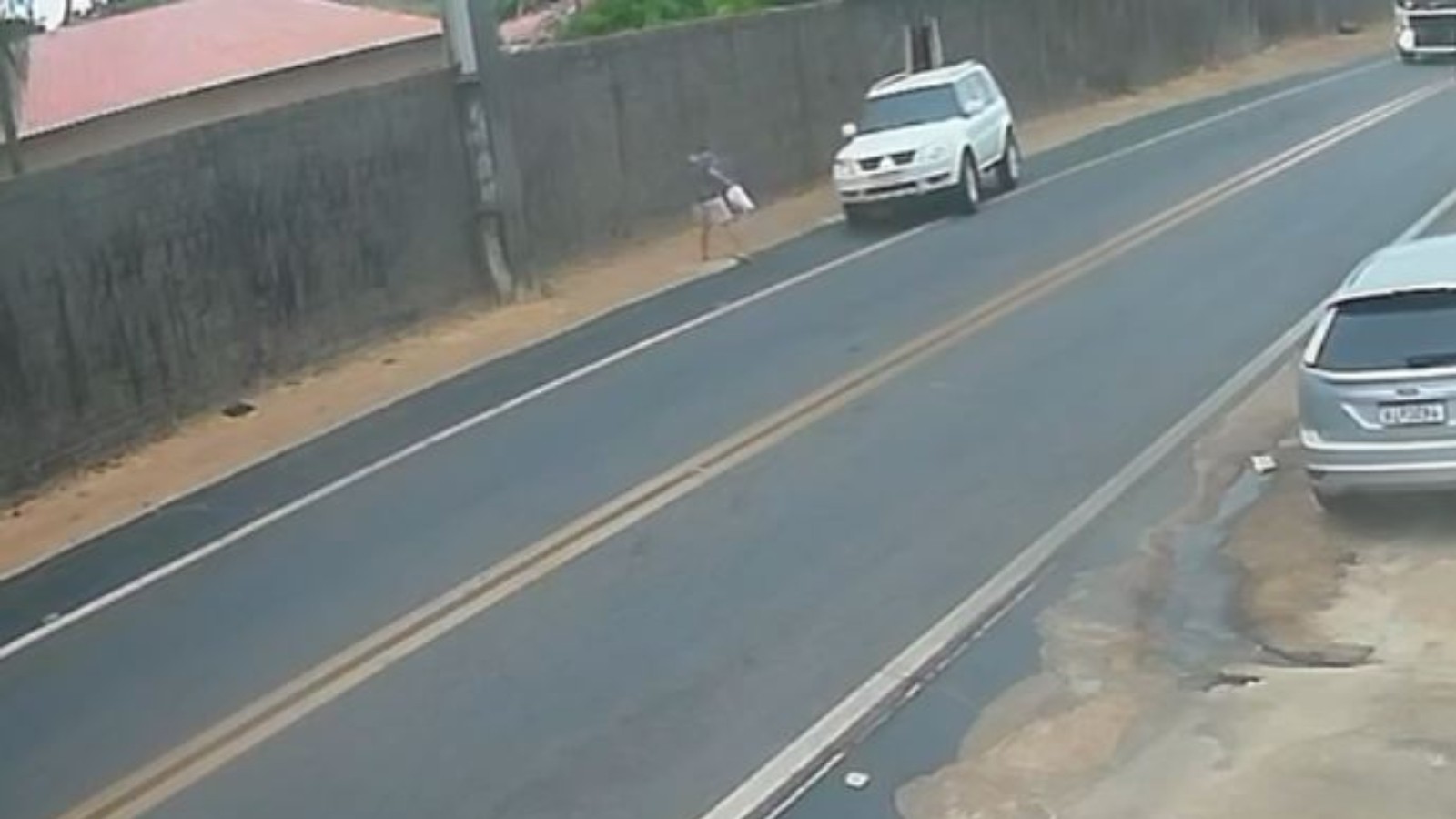 Vídeo: motorista perde controle em ultrapassagem, sai da pista e mata idosa atropelada no Ceará