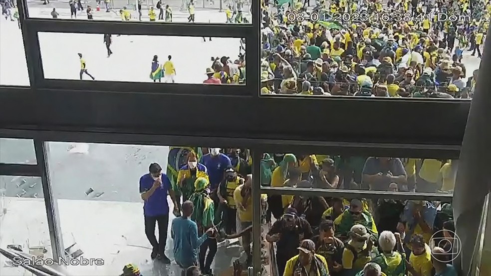 O dia 8 de janeiro marcou os atos golpistas, quando vândalos invadiram as sedes dos Três Poderes, em Brasília — Foto: Jornal Nacional/ Reprodução