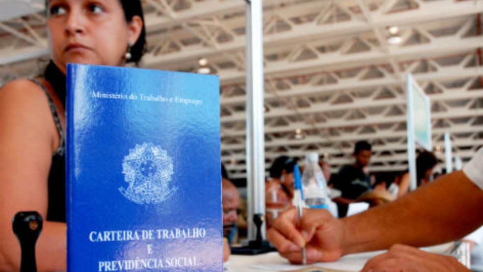 Carteira de Trabalho e Previdência Social (CTPS) — Foto: Agência Brasil