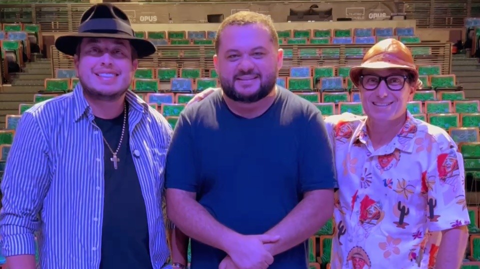 Fernando de Noronha tem show de humor com Renan da Resenha, José Fabiano e Mução