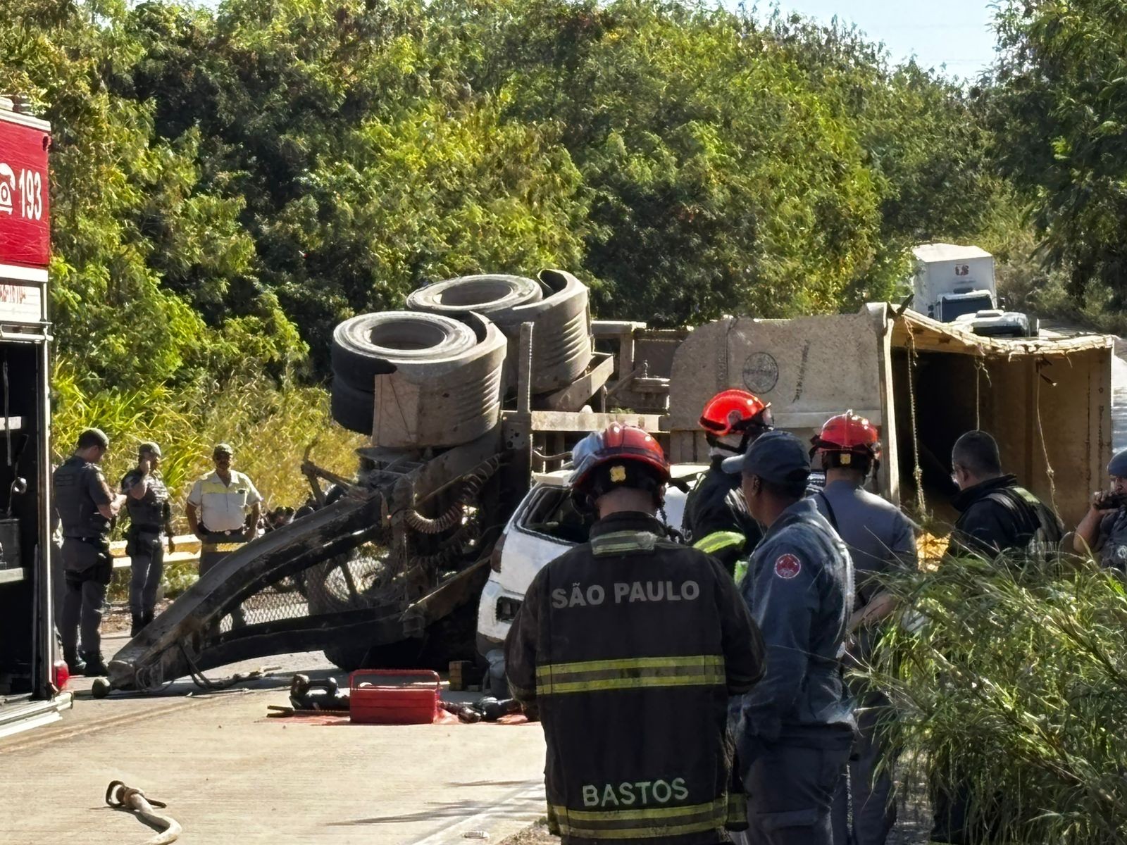 Mulher morre após caminhão tombar em cima de carro na estrada da Ceasa em Piracicaba 
