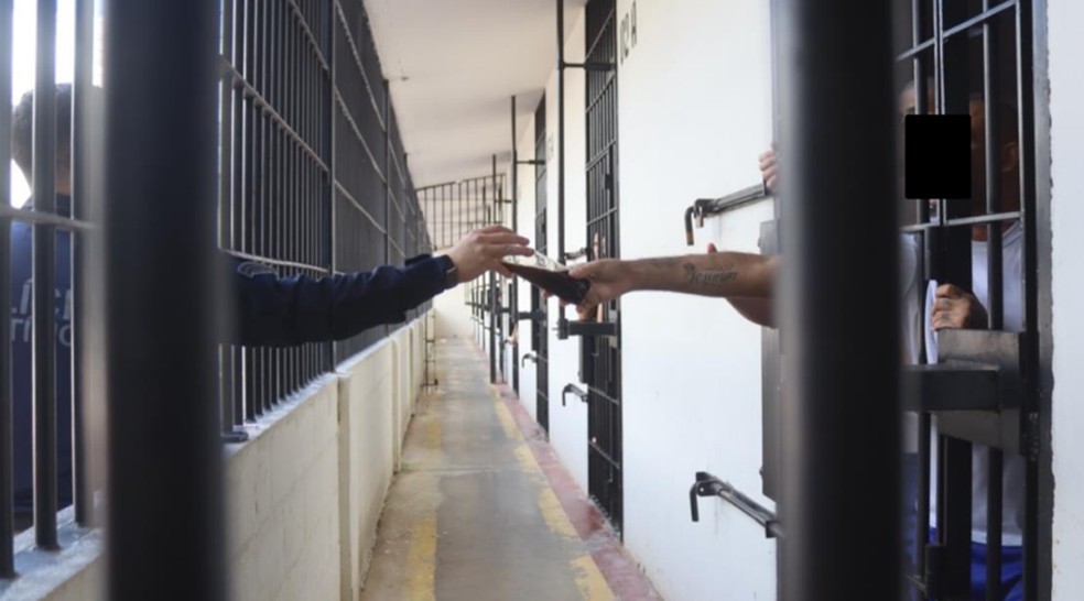 Imagem no laudo mostra simulação de entrega de alimentos para presos em presídio em Mossoró — Foto: Divulgação