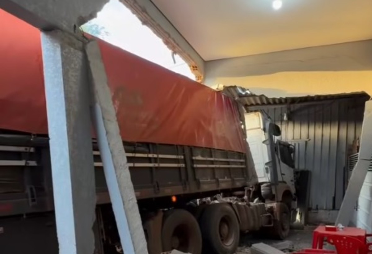 VÍDEO: Carreta desgovernada causa estragos após atingir padaria em MS