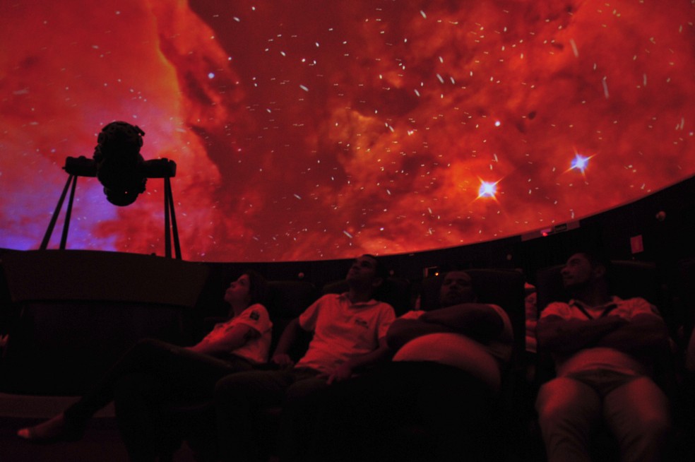 Filme exibido na tela 360 graus, na cúpula do Planetário — Foto: Tony Winston/Agência Brasília