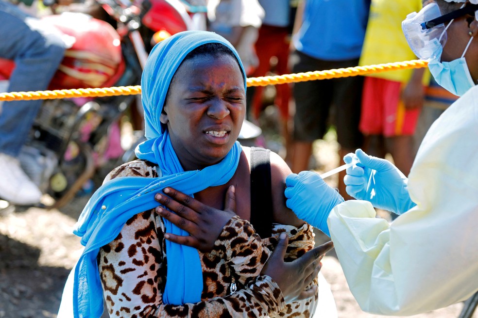 Mulher toma dose de vacina contra o Ebola em uma campanha da OMS na República Democrática do Congo em 2019 — Foto: Baz Ratner/ Reuters