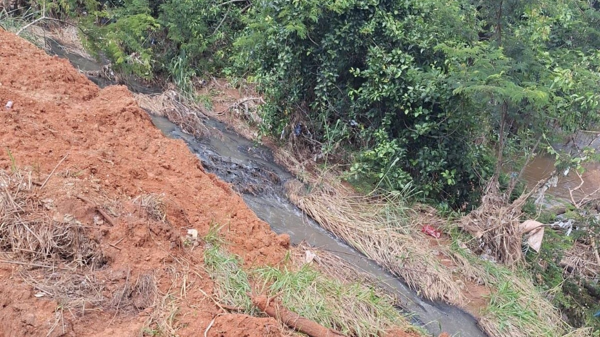 Copasa pode ser multada em até R$ 14 mil devido ao rompimento de adutora que há 15 dias lança esgoto em córrego de Paracatu