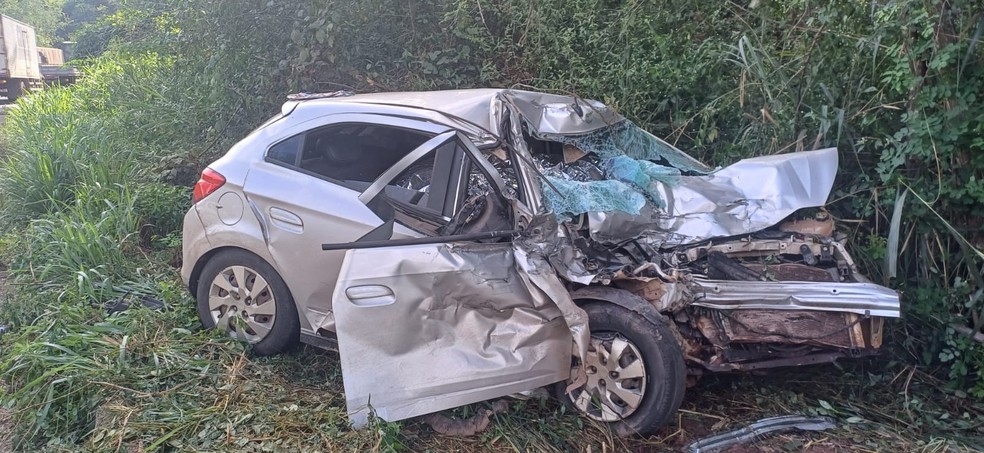 Colisão frontal resultou na morte de duas pessoas em Santa Luzia. — Foto: Divulgação/PRF
