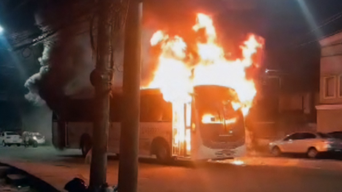 Criminosos incendeiam ônibus em Vargem Grande