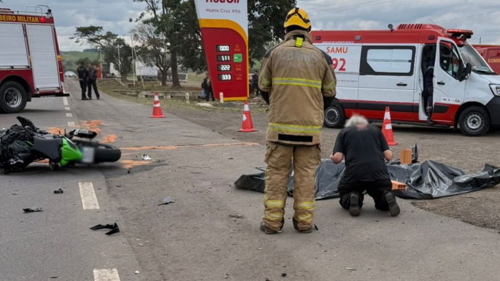 Homem fotografou momento em que motorista se ajoelha e faz oração ao lado de corpo após acidente no RS — Foto: Fábio Marangon/ Arquivo pessoal