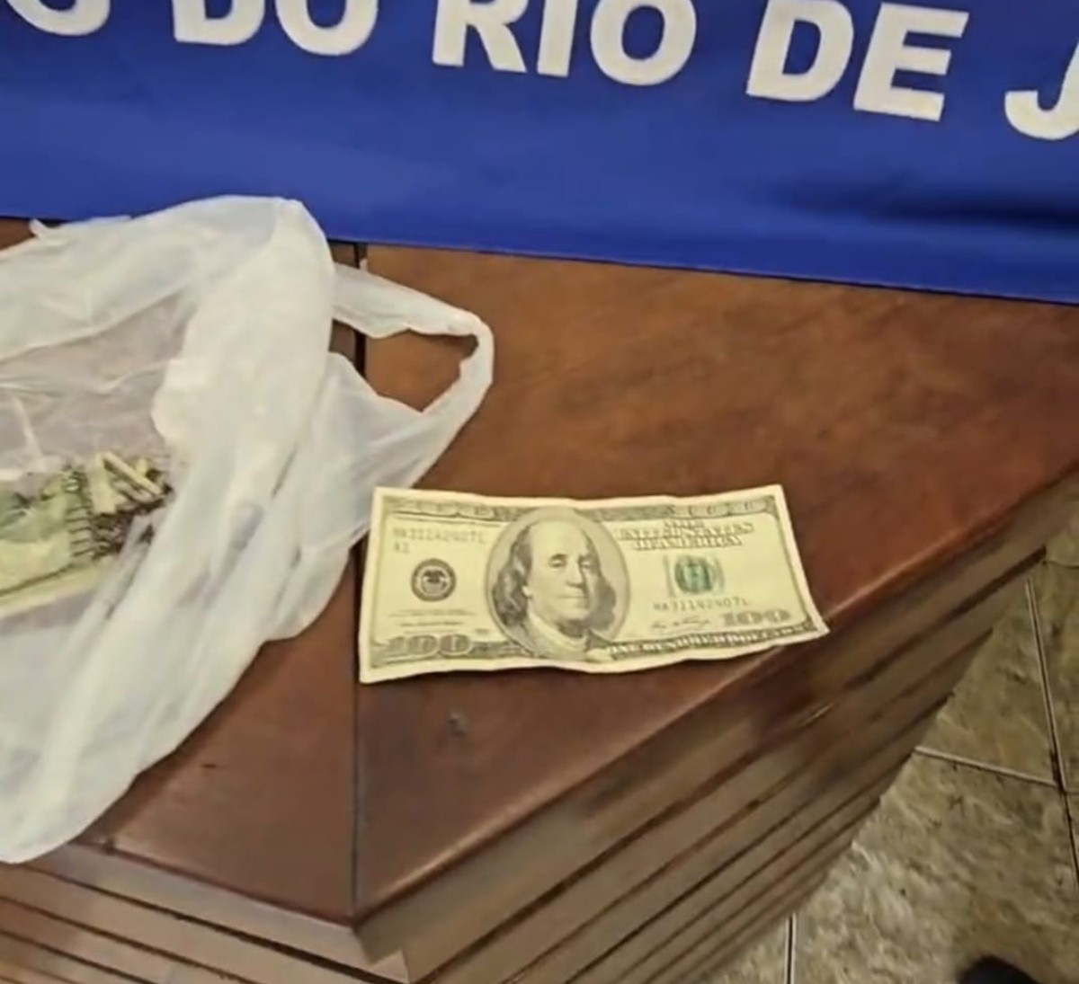 Dois turistas argentinos são presos por suspeita de uso de dólares falsos em Angra dos Reis