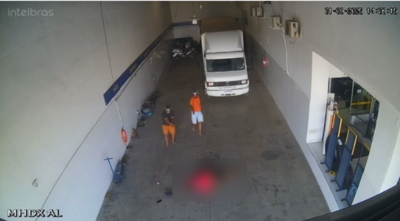 VÍDEO: homem é executado a tiros dentro de oficina em Arapiraca