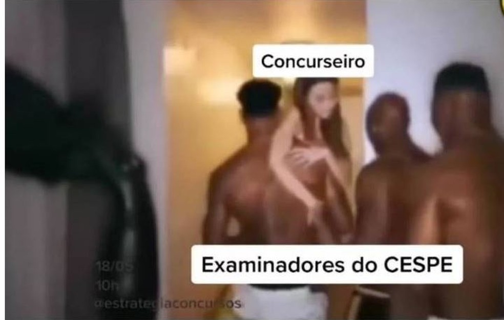 Imagem publicada em 2020 por Paulo Bilynkskyj mostra homens representando "examinadores" e mulher como "concurseiro" — Foto: Reprodução/Redes sociais