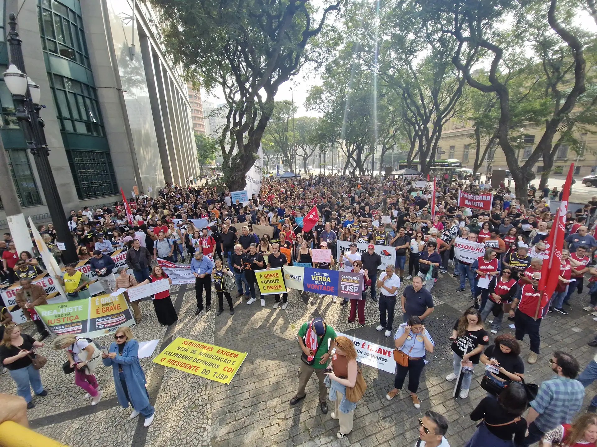 Servidores do Judiciário de SP decidem dar continuidade à greve por reajuste salarial 