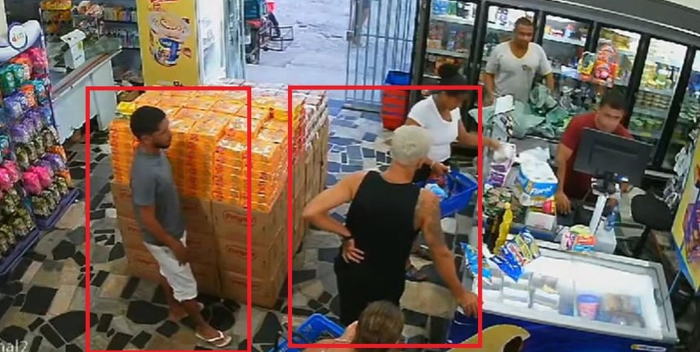 Cmeras de segurana registraram momento em que suspeitos compraram faca usada no crime  Foto: Reproduo/Redes Sociais