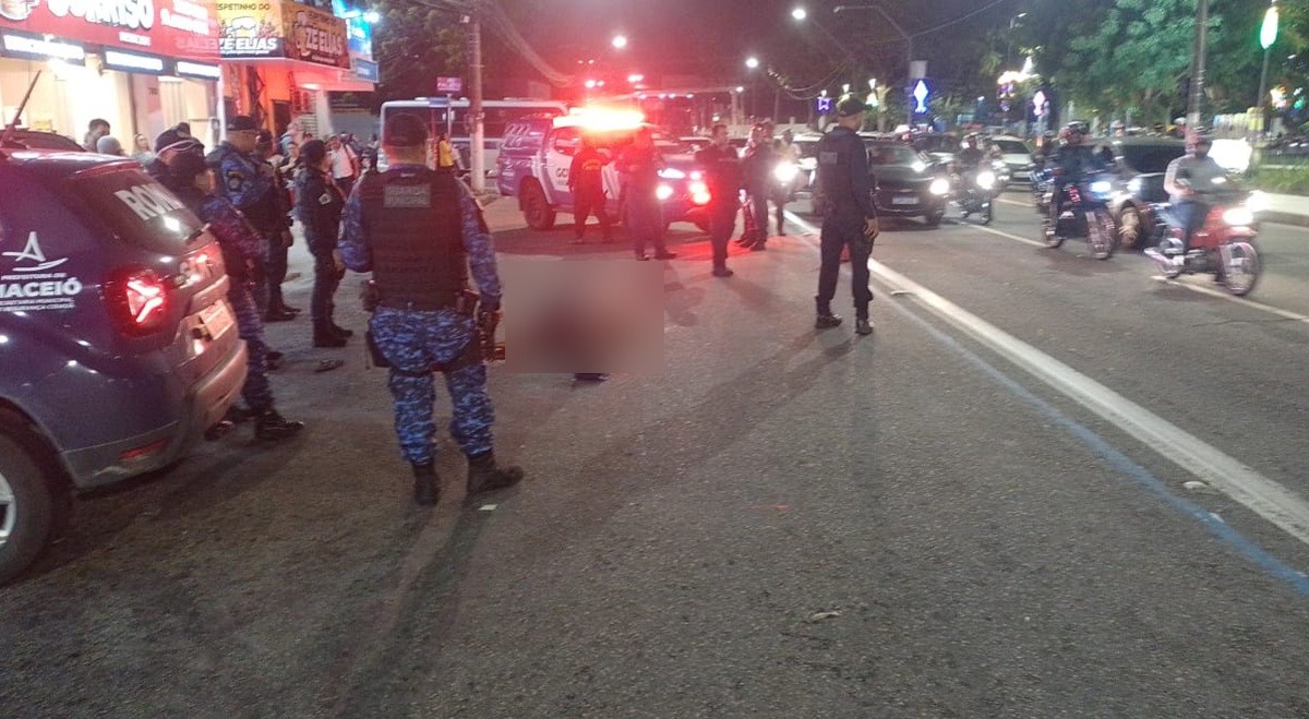 Homem é assassinado em frente à Praça do Centenário, em Maceió