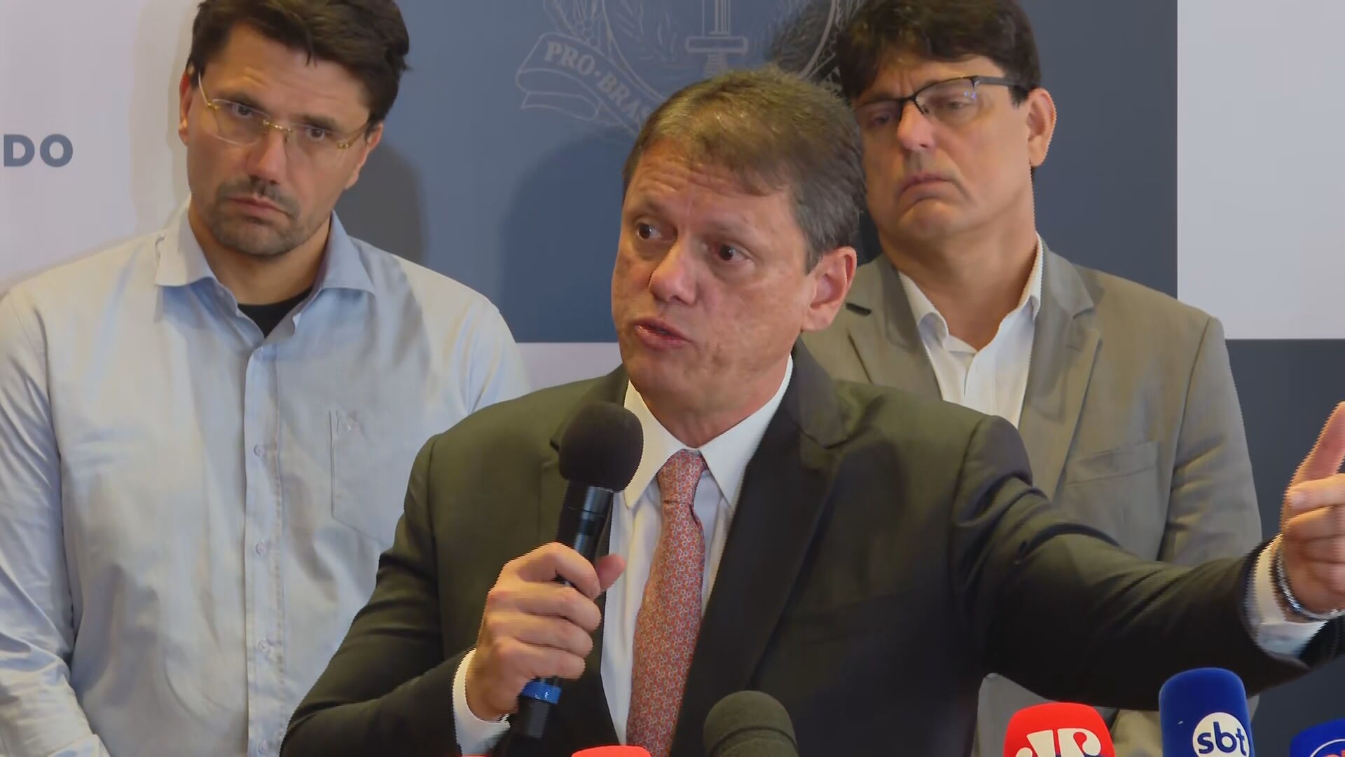 Tarcísio promete lei para garantir empregos e pede que sindicato encerre greve da CPTM antes do horário de pico da tarde