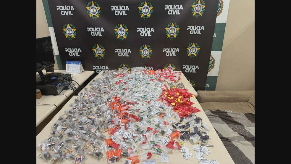 Os policiais encontraram mais de duas mil unidades de drogas, entre maconha, haxixe, skank, pinos de coca&iacute;na e pedras de crack. &mdash; Foto: Reprodu&ccedil;&atilde;o